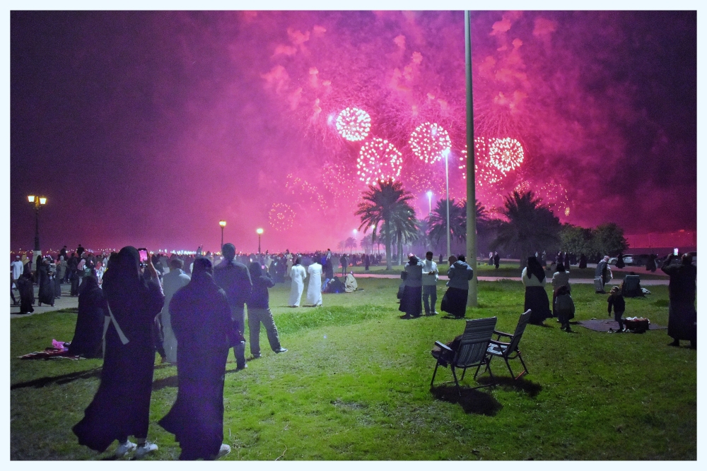 الألعاب النارية تضيء سماء الدمام احتفالًا بيوم التأسيس - اليوم