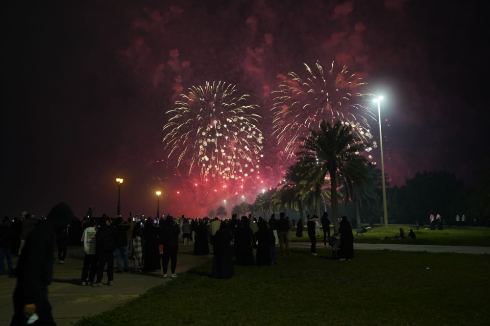 الألعاب النارية تضيء سماء الدمام احتفالًا بيوم التأسيس - اليوم 