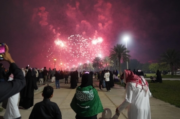 شاهد.. الألعاب النارية تضيء سماء الدمام احتفالًا بـ 