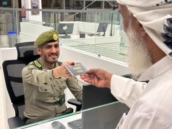 جوازات منفذ الوديعة تستقبل ضيوف الرحمن القادمين للعمرة خلال رمضان