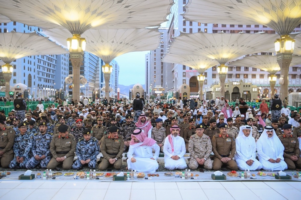 أمير المدينة المنورة يشارك رجال الأمن إفطارهم في ساحة المسجد النبوي