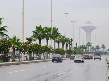 السماء ملبدة بالغيوم.. أمطار متباينة الشدة على الشرقية