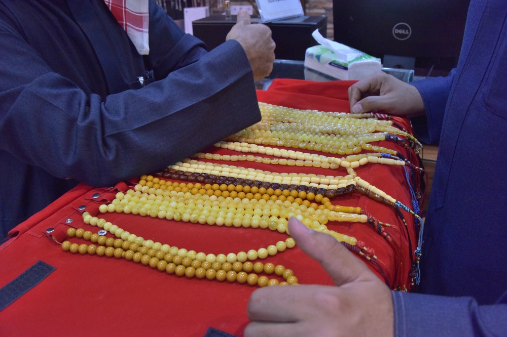 قبل العيد.. السبح الفاخرة تتصدر اهتمام الرجال والسيدات لاقتناء الأفضل - اليوم