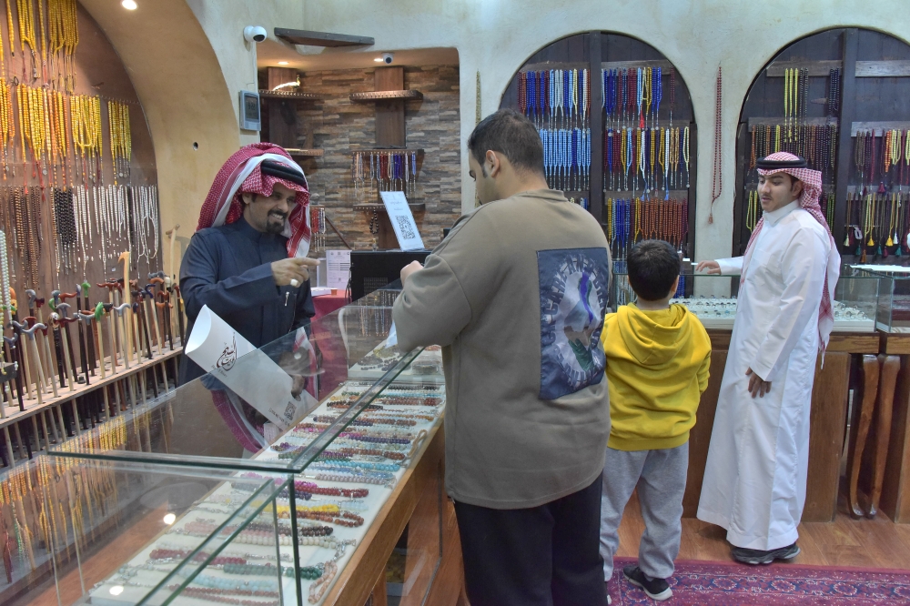 قبل العيد.. السبح الفاخرة تتصدر اهتمام الرجال والسيدات لاقتناء الأفضل - اليوم