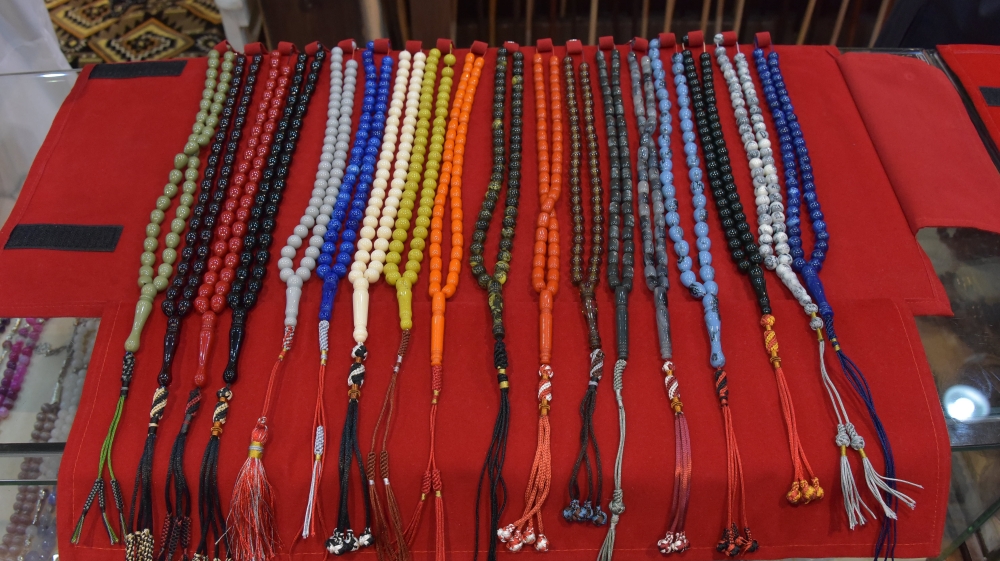 قبل العيد.. السبح الفاخرة تتصدر اهتمام الرجال والسيدات لاقتناء الأفضل - اليوم