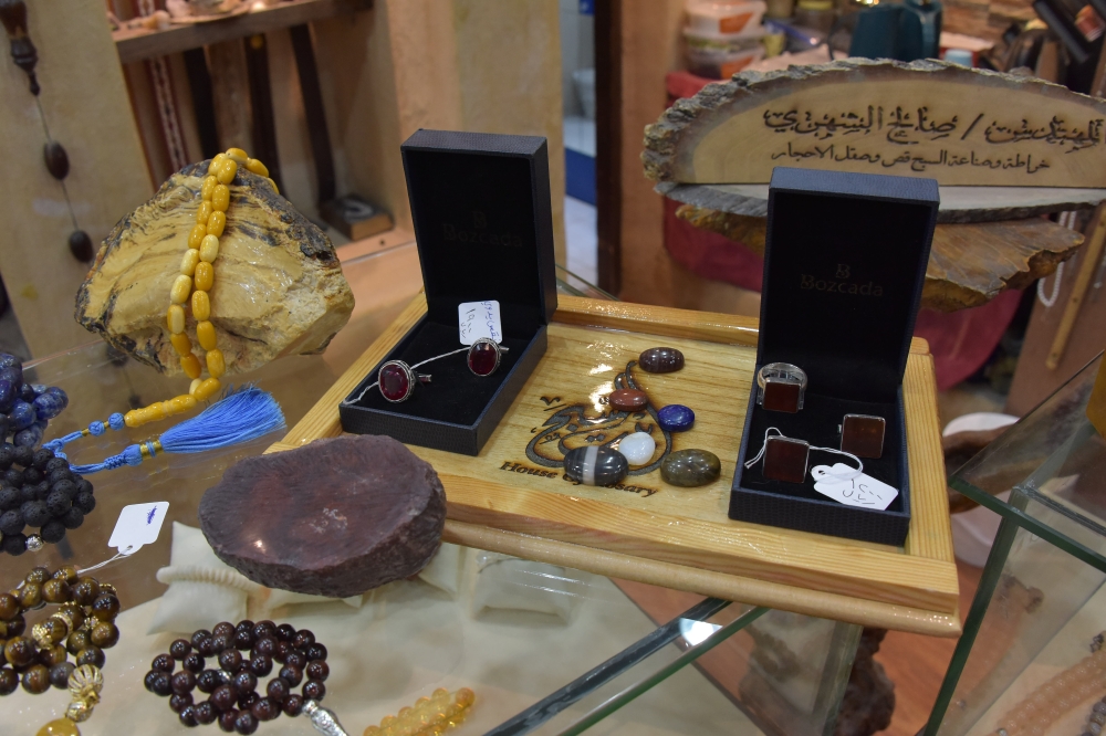 قبل العيد.. السبح الفاخرة تتصدر اهتمام الرجال والسيدات لاقتناء الأفضل - اليوم