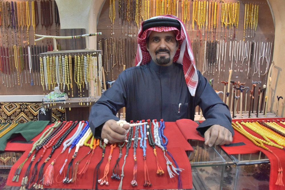 قبل العيد.. السبح الفاخرة تتصدر اهتمام الرجال والسيدات لاقتناء الأفضل - اليوم