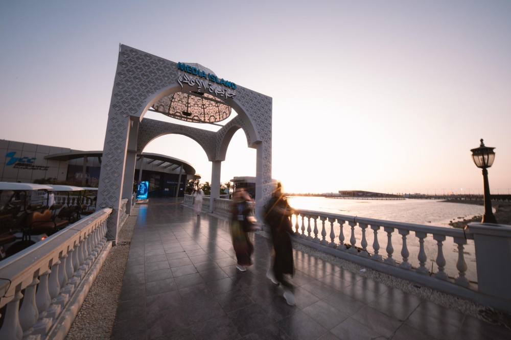 الصقور السعودية تستعرض في سماء حلبة الكورنيش