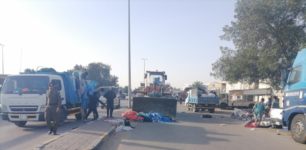 ضبط 4 أطنان موادًا متنوعة من الباعة المخالفين بالدمام
