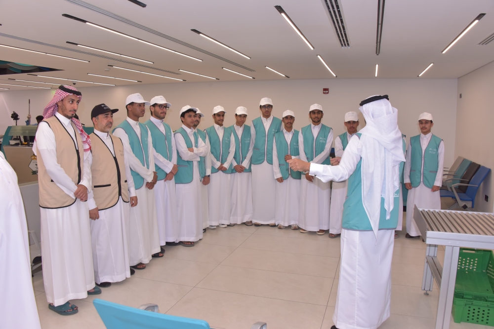 طلاب الشرقية يستقبلون حجاج البحرين بالورود والهدايا- اليوم 