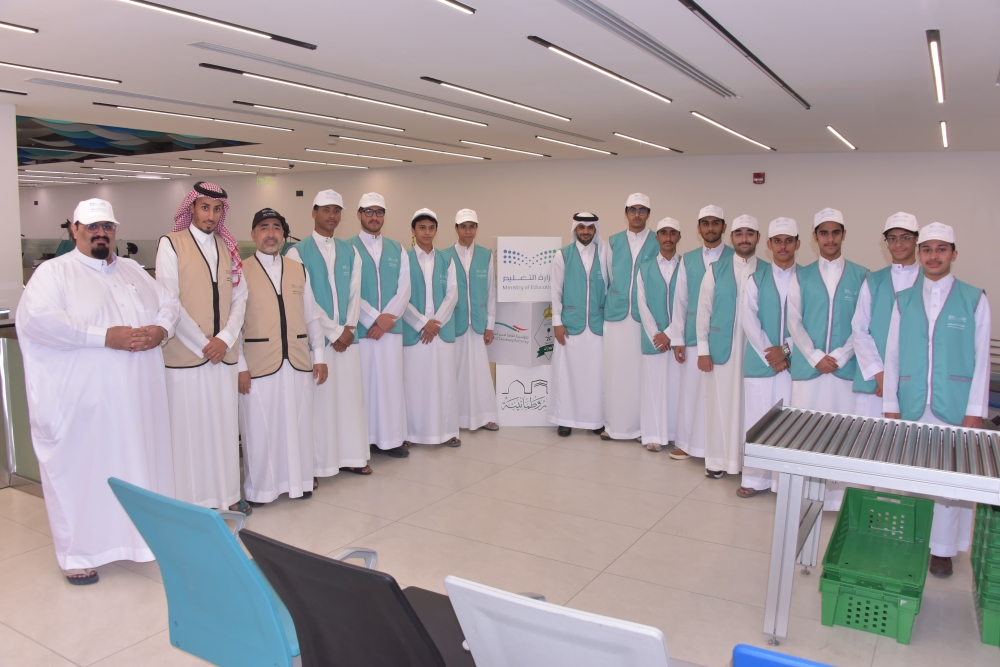 طلاب الشرقية يستقبلون حجاج البحرين بالورود والهدايا- اليوم 