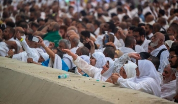 حجاج بيت الله الحرام يرمون الجمرات الثلاث في أول أيام التشريق - واس