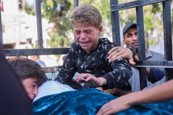 أطفال ينعون جثمان فلسطيني استشهد بنيران إسرائيلية في مدينة غزة - أ ف ب