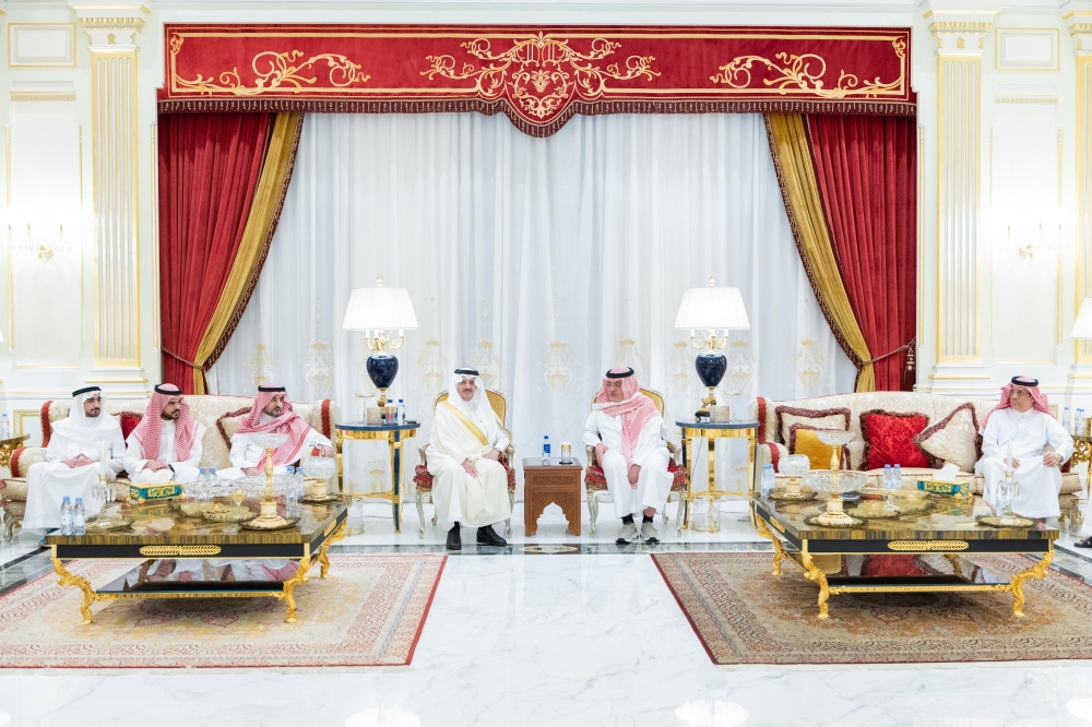 أمير الشرقية يعزي أسرة الراجحي