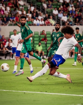 هدف لاعب المنتخب الأمريكي كريس ريتشاردز في مرمى الأخضر من كرة عرضي