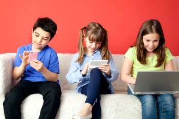 مع بدء الدراسة.. نصائح للحد من استخدام الأطفال الأجهزة الإلكترونية