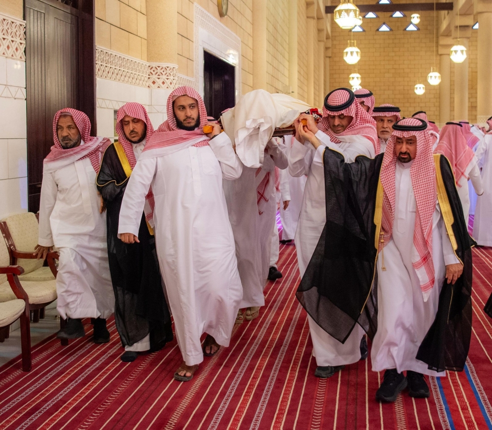 ولي العهد يؤدي صلاة الميت على سماحة المفتي - واس