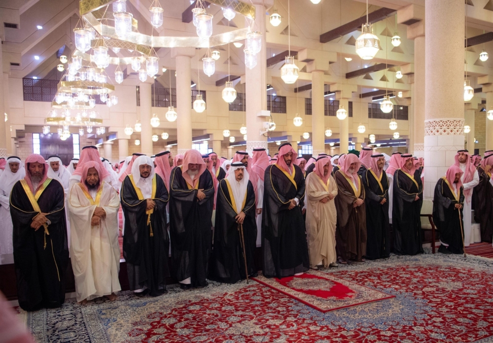 ولي العهد يؤدي صلاة الميت على سماحة المفتي - واس