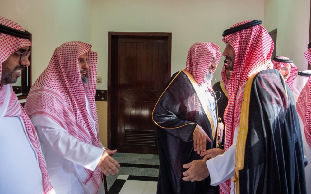 ولي العهد يؤدي صلاة الميت على سماحة المفتي