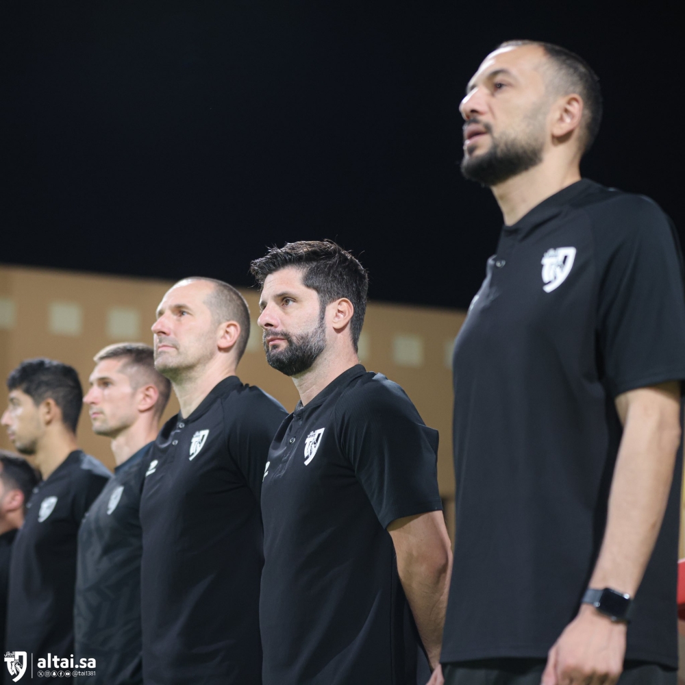 الطائي يقبل استقالة مدربه هيرنانديز
