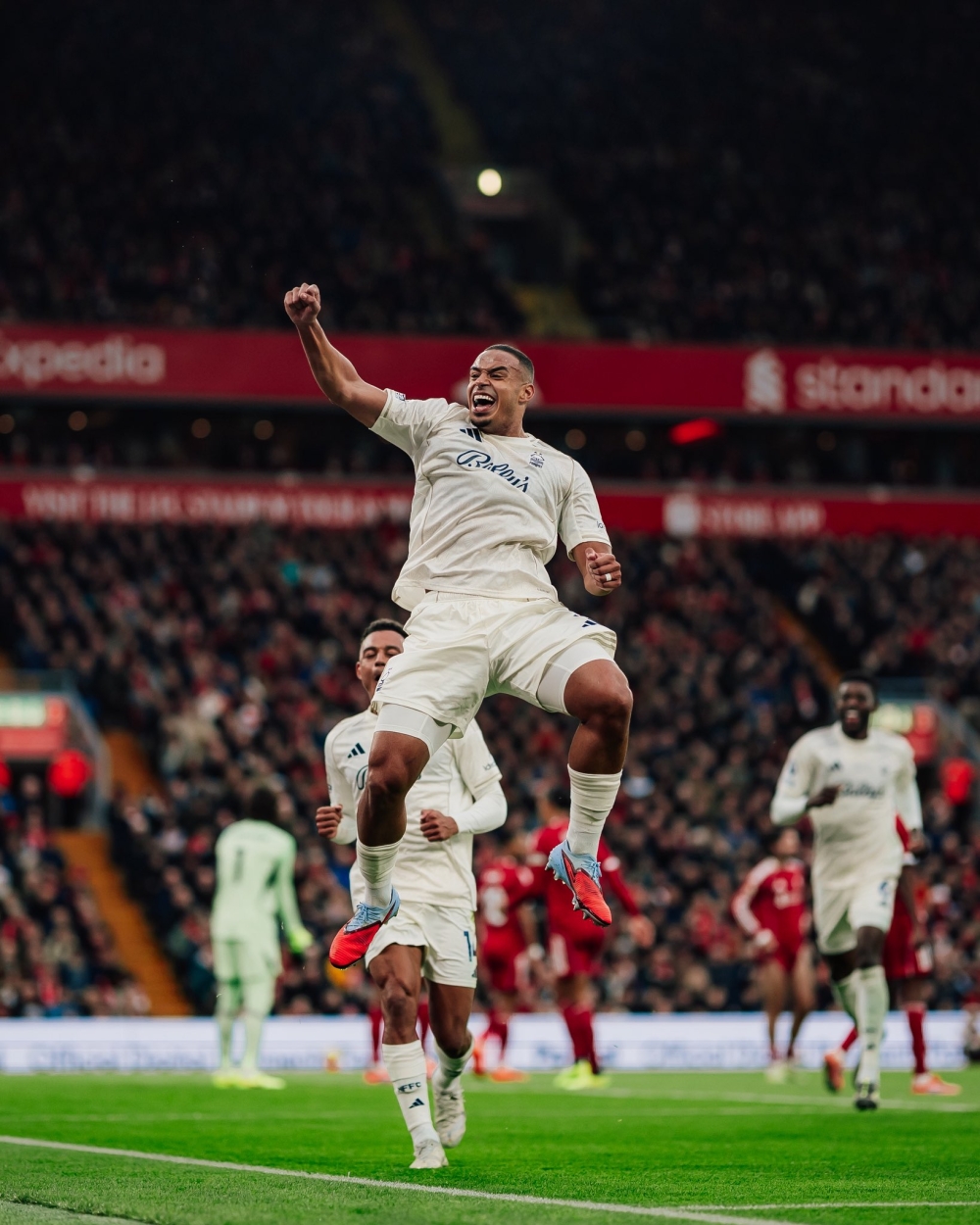  ليفربول يسقط بثلاثية على أرضه أمام نوتينغهام فورست