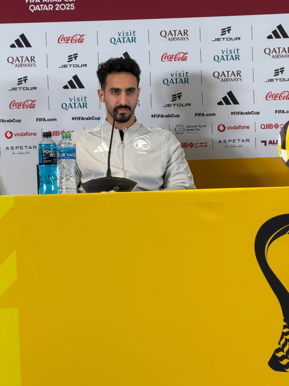 نواف العقيدي يُحرج صحفي عُماني بسبب سؤال عن 
