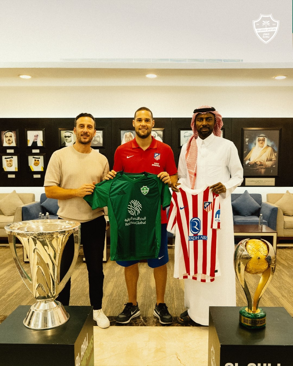 أسطورة أتلتيكو مدريد يزرو مقر النادي الأهلي .. ما القصة؟