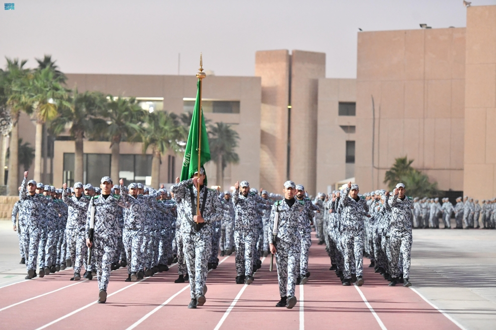 كلية الملك فهد الأمنية تنفذ السير الطويل للعسكريين والطلبة