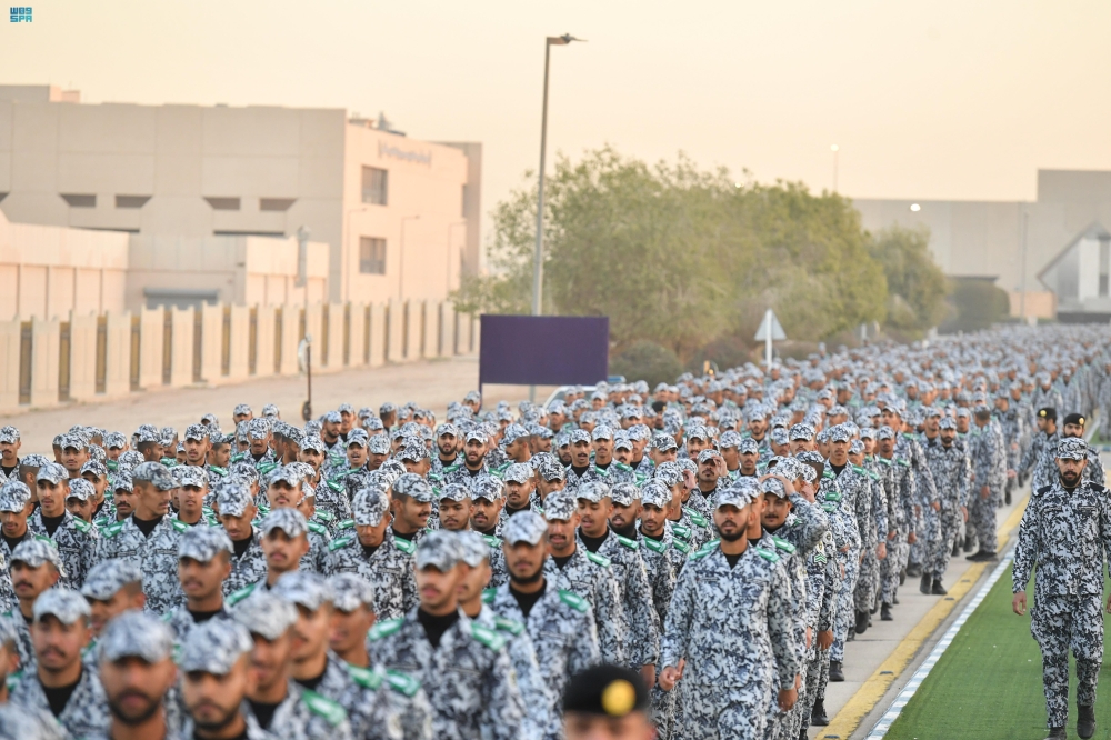 كلية الملك فهد الأمنية تنفذ السير الطويل للعسكريين والطلبة