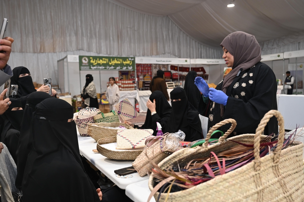 النعيرية.. ورش عمل لتمكين الأسر في صناعات النخيل والمنتجات الشعبية