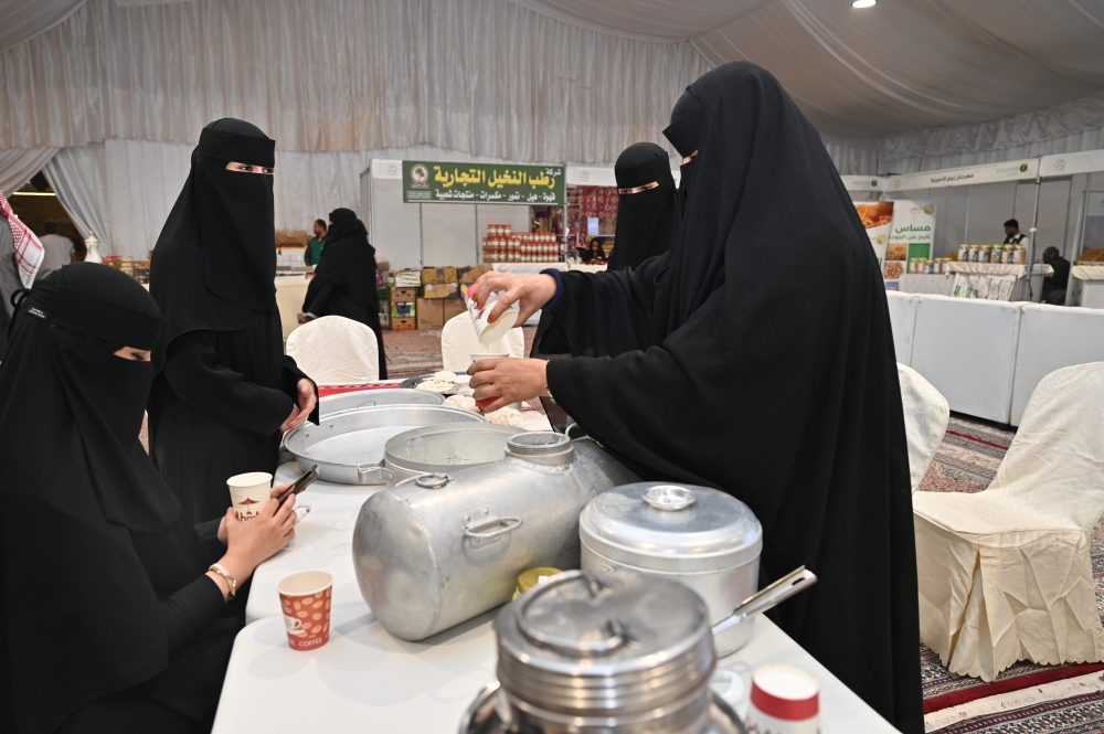 النعيرية.. ورش عمل لتمكين الأسر في صناعات النخيل والمنتجات الشعبية