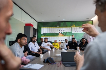 الجهاز الفني للأخضر مع لاعبي النصر