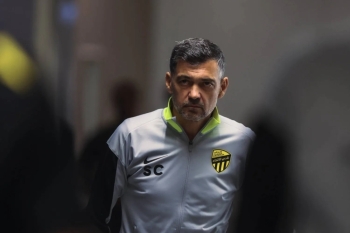 عاجل ..كونسيساو مدرب الاتحاد يستبعد لاعبًا قبل مباراة الهلال