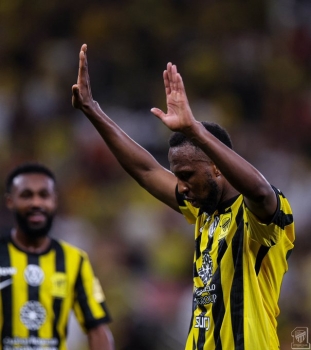 عاجل.. خبير تحكيمي يحسم لـ الميدان جدل عدم صحة طرد حسن كادش في مباراة الهلال والاتحاد