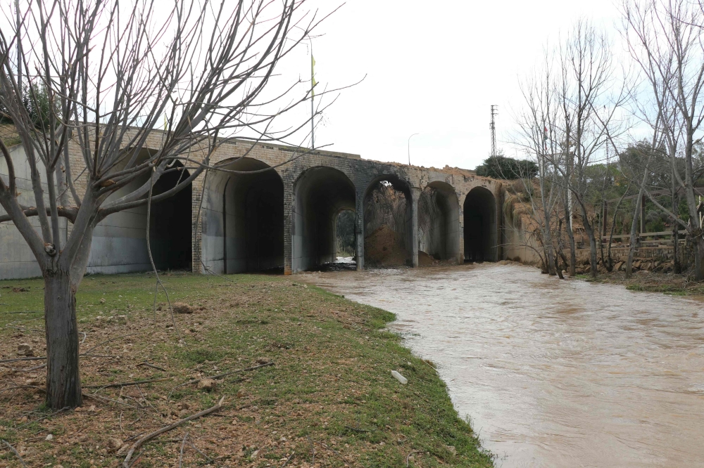 جيش الاحتلال يقصف جسرًا إضافيًا في جنوب لبنان