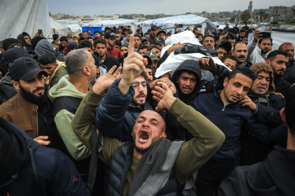 استشهاد فلسطيني وإصابة امرأة برصاص الاحتلال الإسرائيلي جنوب غزة