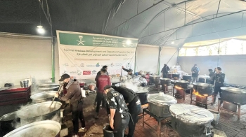 مركز الملك سلمان للإغاثة يوزع الوجبات الغذائية في قطاع غزة - واس
