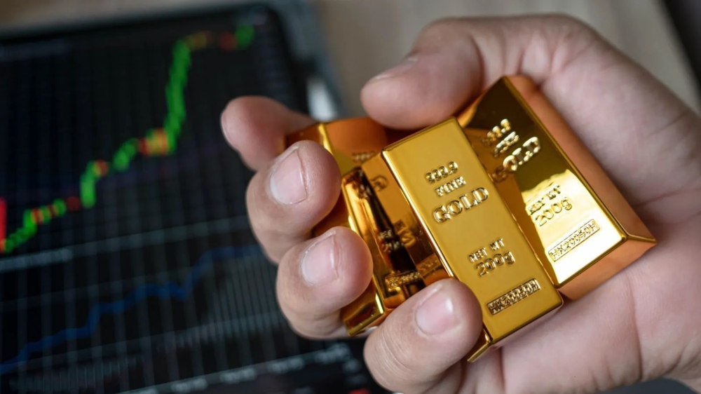 أسعار الذهب تواصل التراجع وسط مخاوف التضخم وارتفاع الدولار