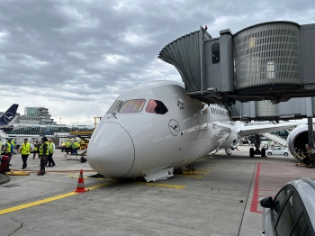 انطواء جهاز الهبوط الأمامي لطائرة في مطار فرانكفورت - Aerospace Global News