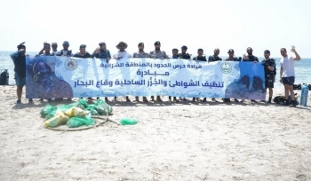 الشرقية.. مبادرة تطوعية لتنظيف قاع البحر بشاطئ نصف القمر - واس