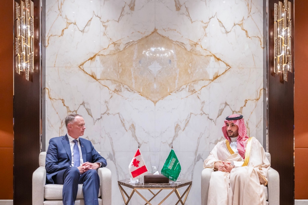 وزير الدفاع يبحث تطورات الأوضاع الإقليمية مع نظيره الكندي