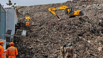 مقتل 9 عمال إثر انهيار آلاف الأطنان من النفايات في الهند

