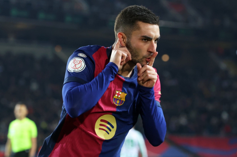 برشلونة يحدد شرطًا لحسم مستقبل فيران توريس