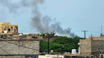 ميليشيا الحوثي أطلقت 30 صاروخًا باليستيًا تجاه أعيان مدنية في المخا - العربية