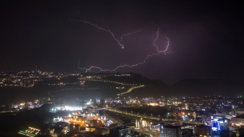  لوحات بصرية تزين سماء الباحة وسط أجواء صيفية ممطرة - واس 