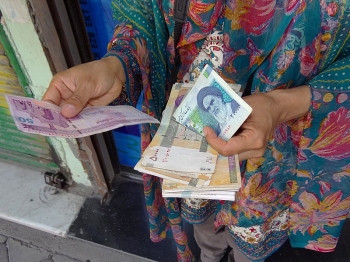 العملة الإيرانية تشهد تراجعًا حادًا مع تشديد العقوبات الأمريكية - متداولة