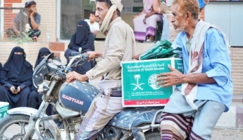 حضرموت والمهرة.. مركز الملك سلمان يواصل توزيع السلال الغذائية باليمن