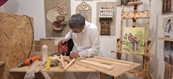 من البيت إلى سوق الحرفيين.. حرفي بالأحساء يحوّل الموروث إلى مشروع مهني 