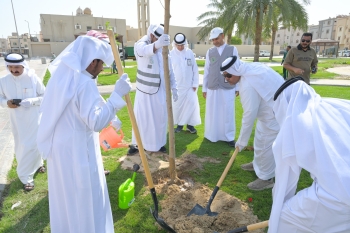 أهالي المنار يشاركون في زراعة الأشجار بساحة الأقحوان في الدمام - اليوم