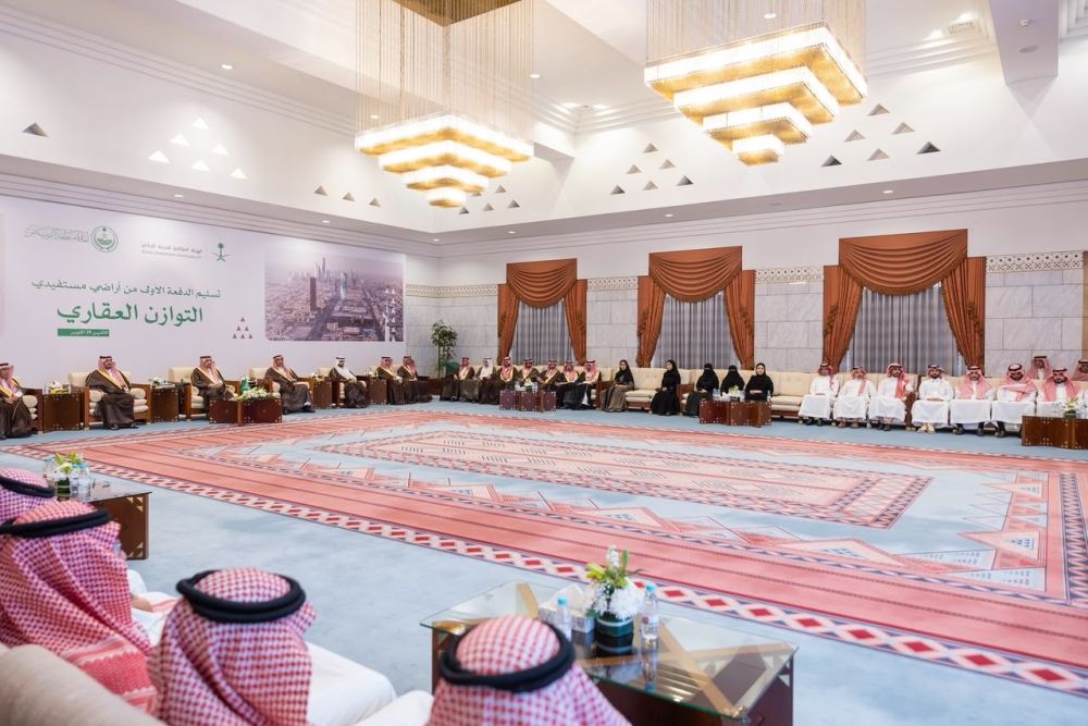 أمير الرياض يسلّم الدفعة الأولى من الأراضي لمستفيدي برنامج التوازن العقاري - اليوم 